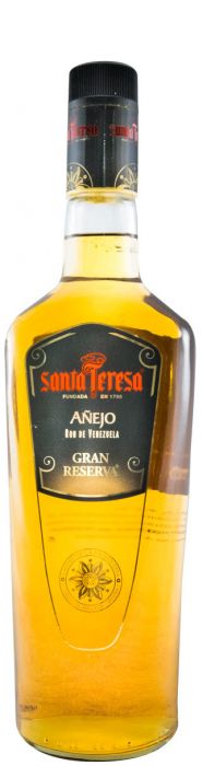 Cachaça Santa Teresa Grande Reserva em garrafa de destilados com rótulo elegante e embalagem tradicional.