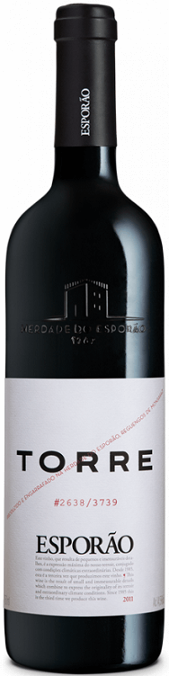 Taça de vinho tinto Esporão Torre 2017 com rótulo visível, garrafa e taça em fundo neutro.