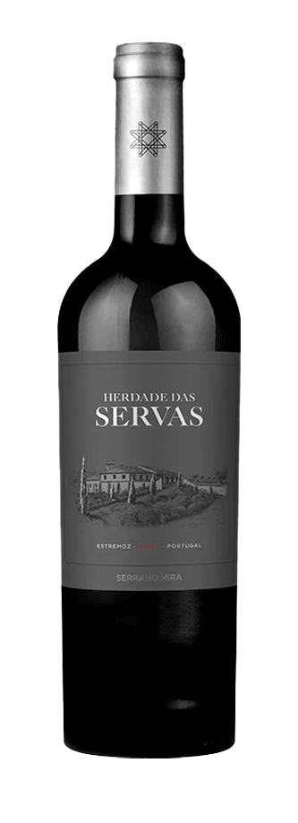 Taça de vinho tinto Herdade das Servas Colheita Selecionada, garrafa de vinho tinto 2021, com rótulo detalhado.