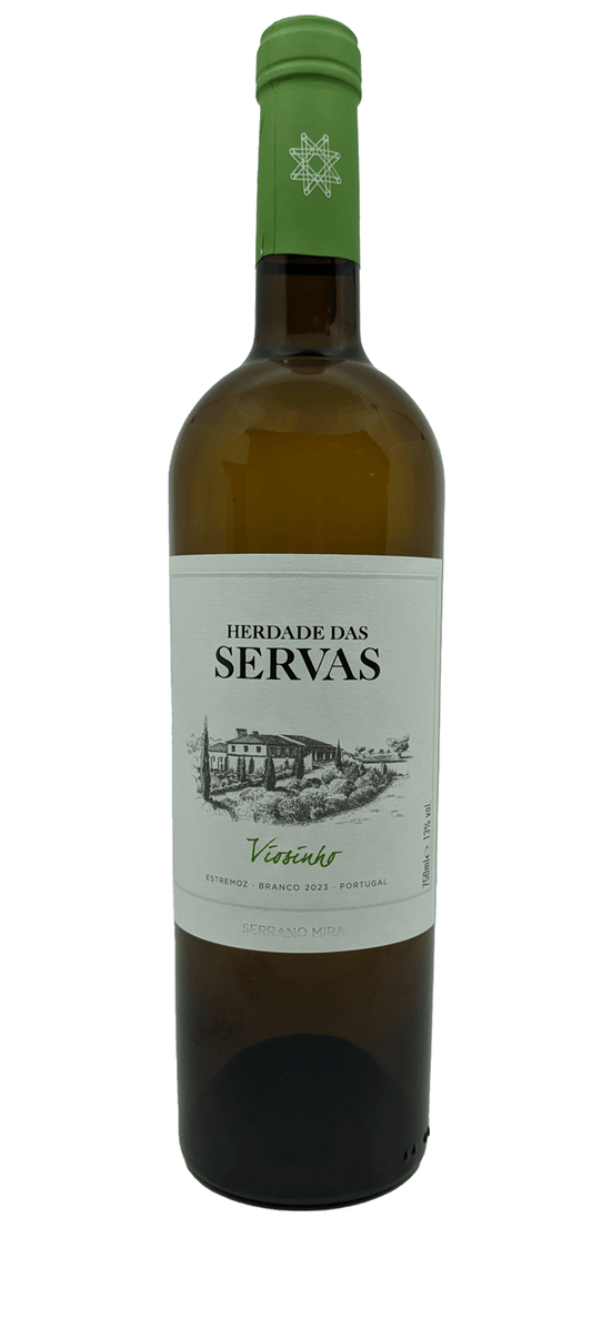 Vinho branco Herdade das Servas Viosinho de 2024, garrafa com rótulo elegante, destacando-se em uma mesa de madeira.