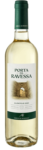 Garrafa de vinho branco Porta da Ravessa, rótulo branco com detalhes em dourado, em fundo neutro.