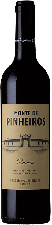 Taça de vinho tinto Monte de Pinheiros da Adega da Cartuxa, garrafa de vinho tinto de 2022, em ambiente de degustação