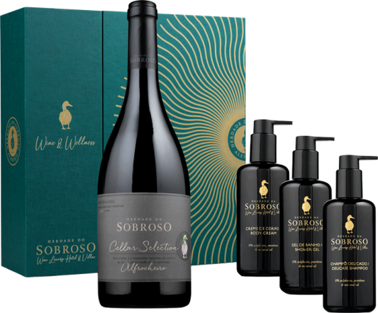 Conjunto de vinhos Herdade do Sobroso Cellar, incluindo garrafas de vinho e produtos de bem-estar, em embalagem elegante.