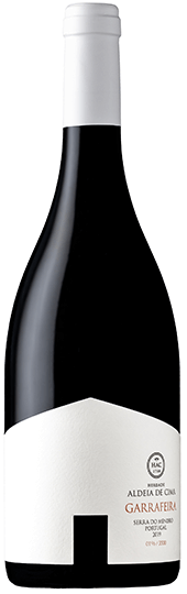 Garrafeira Herdade Aldeia de Cima, vinho tinto de 2019, garrafa elegante com rótulo detalhado, destaque na foto.