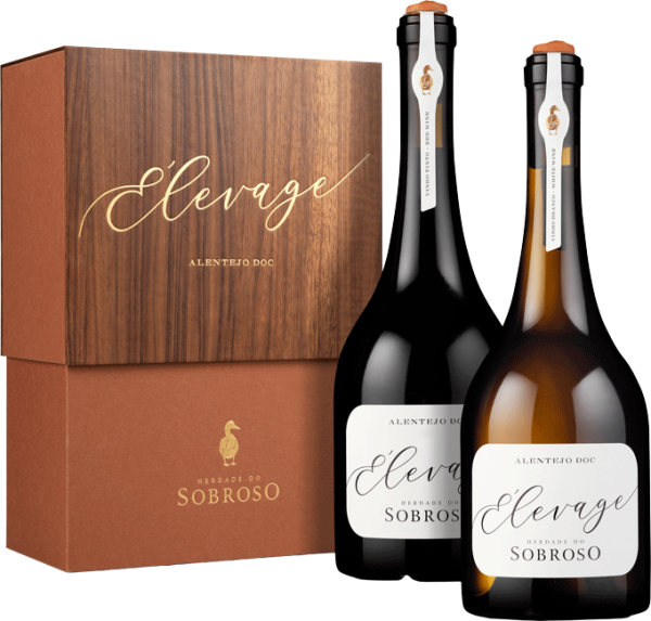 Conjunto de vinhos Herdade do Sobroso Elevage branco e tinto, garrafas com rótulos elegantes, em fundo neutro.