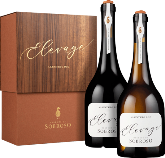 Conjunto de vinhos Herdade do Sobroso Elevage branco e tinto, garrafas com rótulos elegantes, em fundo neutro.