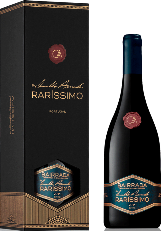 Vinho tinto Bairrada Rarissimo Rarissimo 2011, garrafa de vidro com rótulo detalhado, perto de taças de vinho.