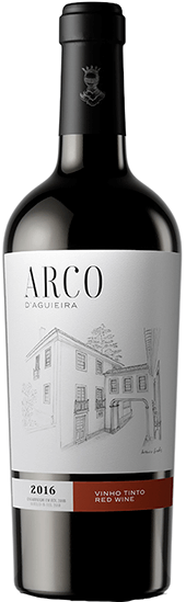 Taça de vinho Tinto Arco da Aguieira, garrafa de vinho tinto Aguieira, rótulo do vinho Arco da Aguieira Tinto 2018