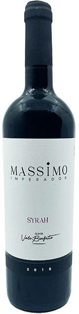 Taça de vinho Massimo Imperador Reserva Touriga Nacional da Quinta Vale Benfeito, garrafa de vinho tinto na mesa.