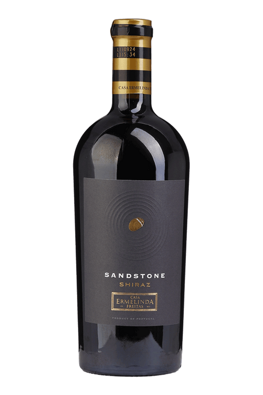 Taça de vinho tinto Casa Ermelinda Freitas Sandstone Shiraz, garrafa de vinho Shiraz da marca Ermelinda Freitas.