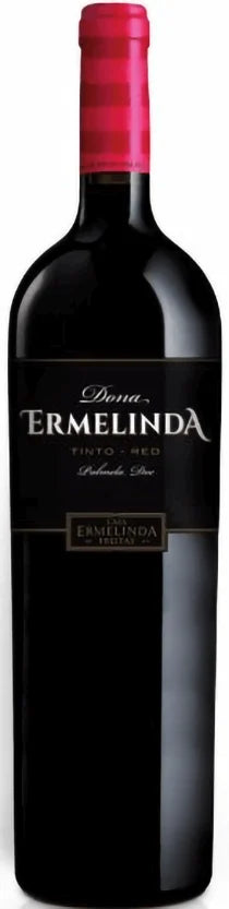 Taça de vinho tinto Dona Ermelinda Magnum, vinho da marca Ermelinda Freitas, em garrafa grande, com rótulo visível.