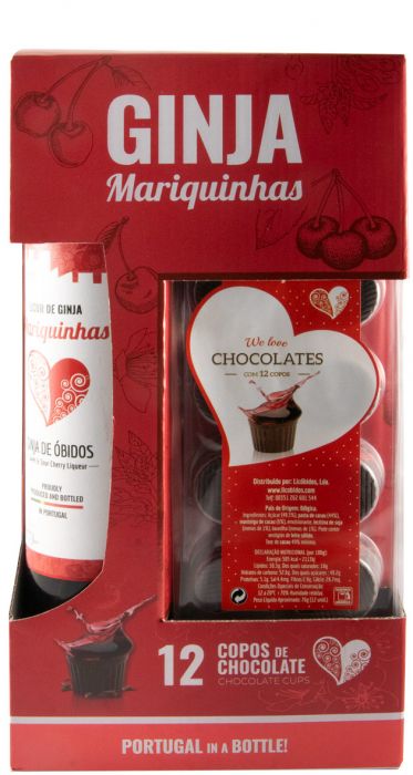 Licor Ginja Licóbidos com copos de chocolate, garrafa de licor de cereja e copos decorativos ao lado.