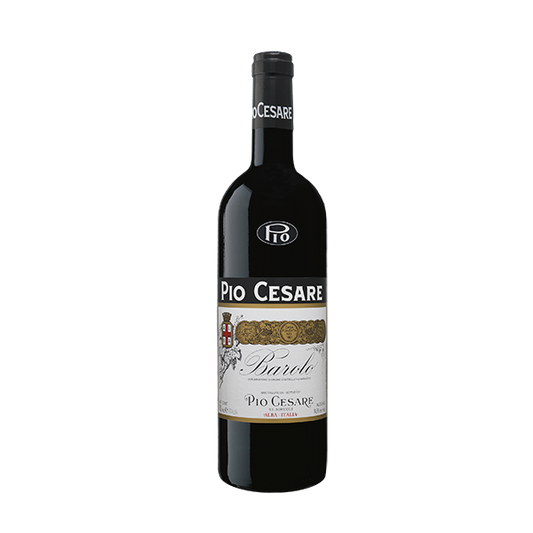 Taça de vinho tinto Pio Cesari Barolo, vinho italiano do mundo, com garrafa e taça em destaque.