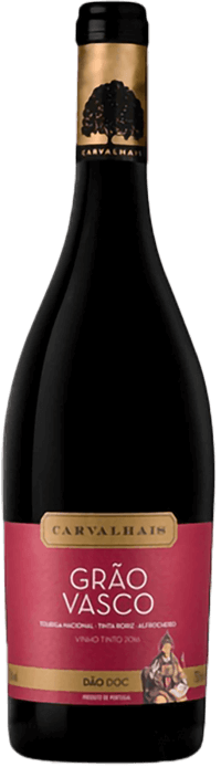 Taça de vinho tinto Grão Vasco Tinto da Quinta Carvalhais, garrafa com rótulo e detalhes do vinho.
