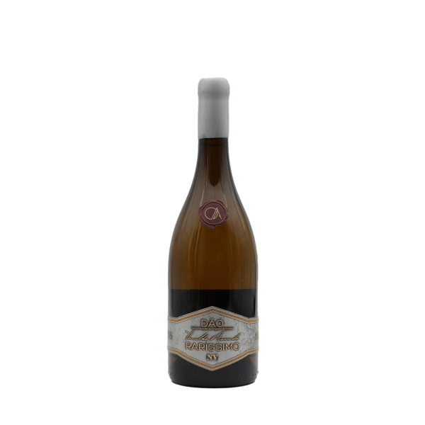 Taça de vinho Rarissimo Dão Branco da marca Osvaldo Amado, mostrando a garrafa e o copo com vinho branco.