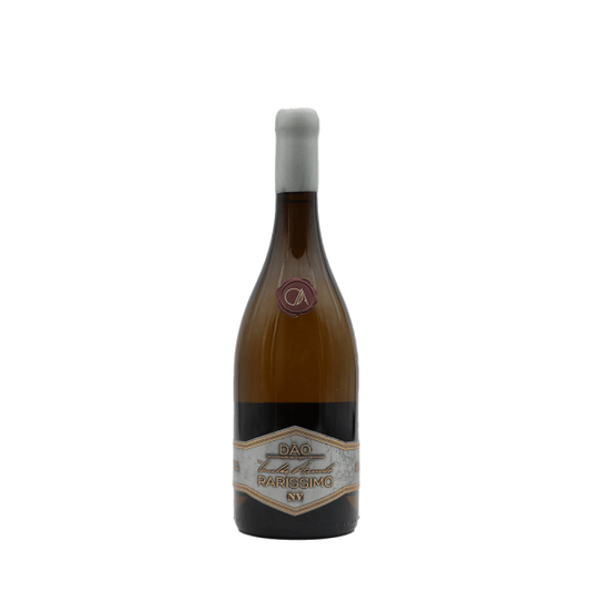 Taça de vinho Rarissimo Dão Branco da marca Osvaldo Amado, mostrando a garrafa e o copo com vinho branco.