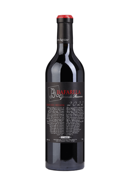 Taça de vinho tinto Bafarela Grande Reserva Brites de Aguiar, garrafa de vinho tinto de 2023 em fundo neutro.
