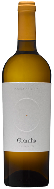 Taça de vinho branco Grainha Reserva Branco 2024 da Quinta Nova, com garrafa de vinho ao fundo.