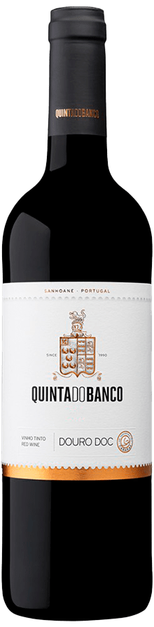 Taça de vinho tinto Quinta do Banco Colheita 2019, garrafa de vinho tinto Quinta do Banco em fundo neutro.