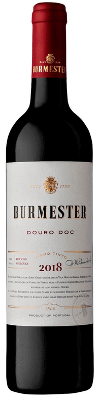 Taça de vinho tinto Burmester Tinto 2023, com garrafa de vinho tinto Burmester em fundo branco.