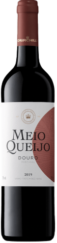 Vinha do Meio Queijo Tinto, vinho tinto da Churchill's, servido em taça, com garrafa ao fundo.
