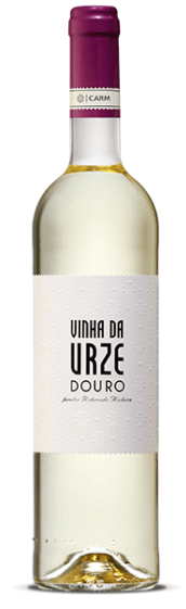 Vinho branco Vinha da Urze Carm, garrafa com rótulo branco e detalhes dourados, destaque na imagem.
