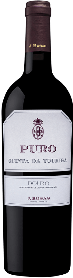 Taça de vinho tinto Puro de Touriga Chã da J. Rosas, com garrafa de vinho tinto Quinta da Touriga Chã 2022 ao fundo