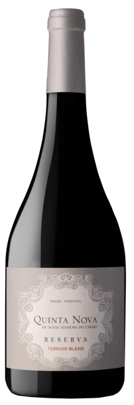 Taça de vinho tinto Quinta Nova Terroir Reserva de 2023, vinho blend, garrafa com rótulo elegante, fundo neutro.