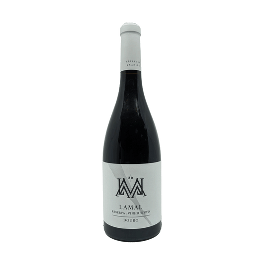 Taça de vinho tinto Quinta do Lamal Reserva, vinho safra 2020, com garrafa e taça de vidro em fundo branco