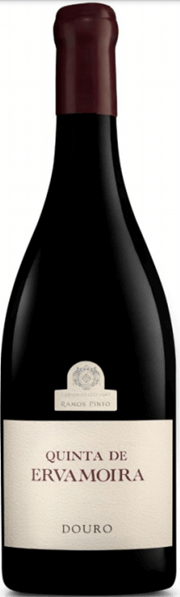 Vinho tinto Ervamoira da Ramos Pinto, garrafa com rótulo, em ambiente de adega, destaque na imagem.