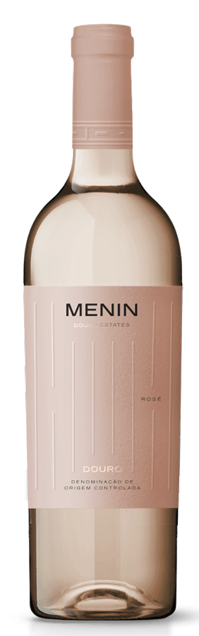 Taça de vinho rosé Menin Rosé da Menin Wine Company, com cor rosa claro e detalhes do rótulo na garrafa.