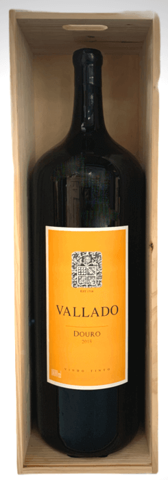 Vallado vinho tinto de 18 litros, grande formato, garrafa de vidro com rótulo colorido e tampa de metal.