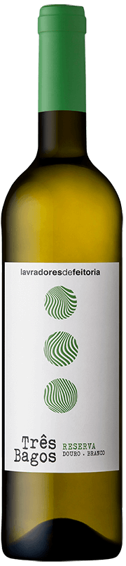 Três garrafas de vinho branco Reserva 2024 Lavradores da Feitoria, com rótulos elegantes e detalhes de vinho na imagem.