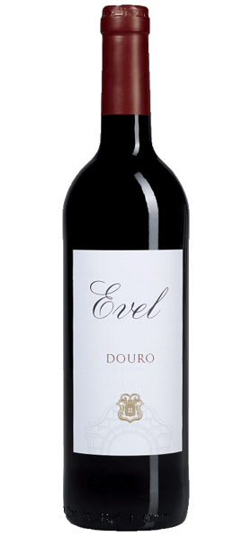 Taça de vinho tinto Evel da Real Companhia Velha, vinho de 2021, com garrafa e taça exibidas em primeiro plano.