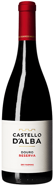 Taça de vinho tinto Castello D'Alba Reserva Tinto Rui Robredo Madeira, com garrafa no fundo, em ambiente elegante.