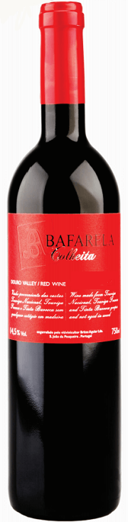 Taça de vinho tinto Bafarela Colheita Tinto Brites de Aguiar, garrafa de vinho tinto 2022 ao lado, fundo neutro.