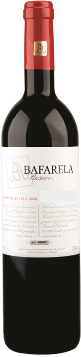 Taça de vinho tinto Bafarela Reserva Brites de Aguiar, garrafa de vinho tinto 2023, rótulo com detalhes da bebida.