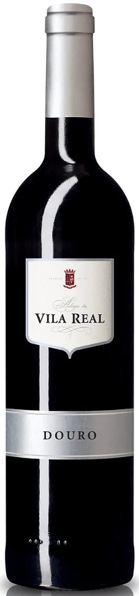 Taça de vinho tinto Vila Real, produzido pela Adega Cooperativa de Vila Real, mostra a coloração rubi do vinho tinto Vila Real 2021.