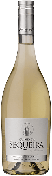 Taça de vinho branco Sauvignon Blanc Quinta Sequeira, garrafa de vinho Sauvignon Blanc na mesa.