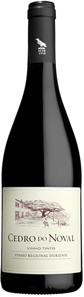 Taça de vinho tinto Cedro do Noval Tinto, garrafa de vinho Quinta do Noval, rótulo e detalhes da embalagem em destaque.