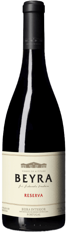 Taça de vinho tinto Beyra Reserva Tinto Rui Ronerdo Madeira, garrafa de 2022, com rótulo detalhado e cor rubi intensa.