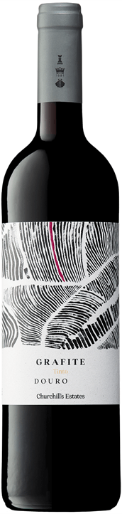 Taça de vinho tinto Churchill's Grafite Tinto 2021, com garrafa de vinho tinto Churchill's na imagem.