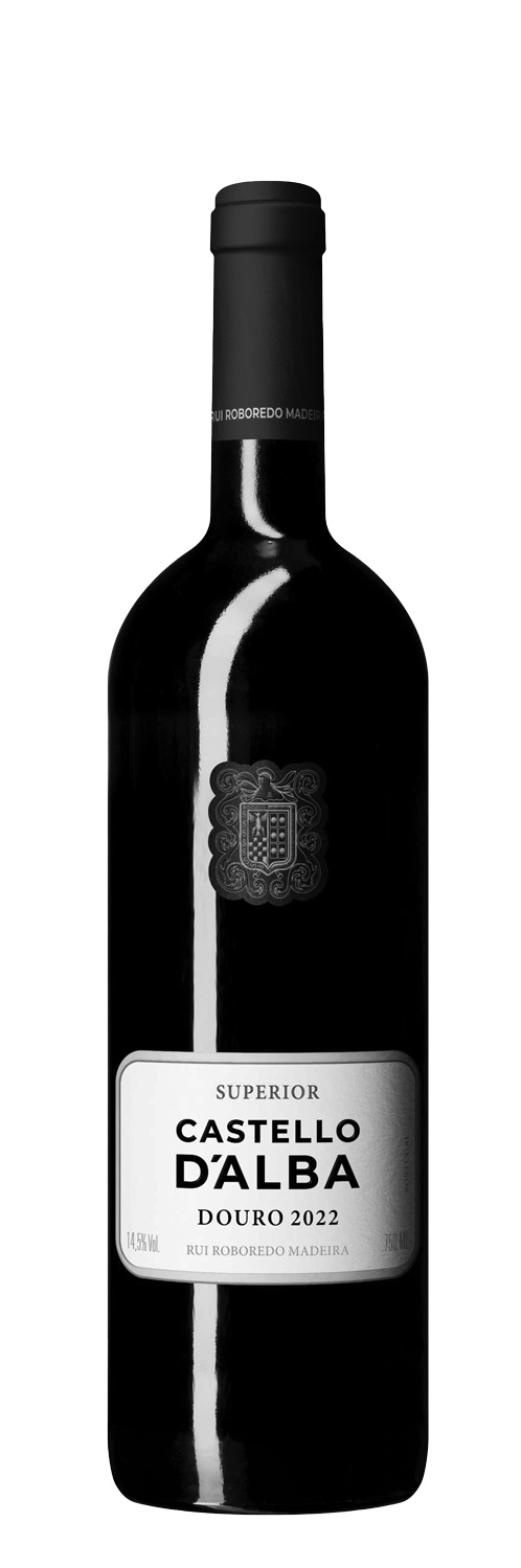 Taça de vinho tinto Castello D'Alba Superior Tinto Rui Robredo Madeira, garrafa com rótulo e detalhes do vinho.