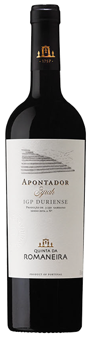 Taça de vinho tinto Quinta da Romaneira Apontador Syrah, safra 2022, com garrafa de vinho Syrah ao fundo.