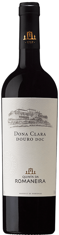 Vinho tinto Quinta da Romaneira Dona Clara Tinto 2018, garrafa de vinho de alta qualidade, na mesa com taças e fundo neutro.