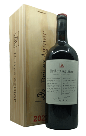 Bebida Brites Aguiar em garrafa de 3 litros, grande formato, com rótulo que destaca a marca Brites Aguiar e o vinho tinto.