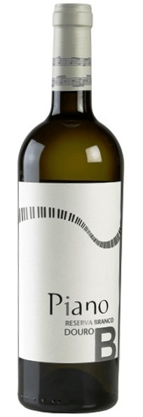 Taça de vinho branco Reserva Carlos Alonso Douro, com garrafa de vinho branco Piano Reserva 2023 ao fundo.