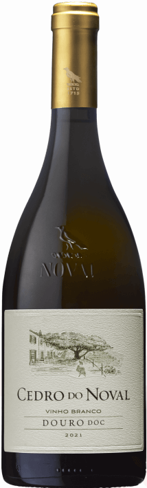 Taça de vinho branco Quinta do Noval Cedro do Noval Branco, garrafa de vinho tinto com rótulo detalhado, fundo neutro.