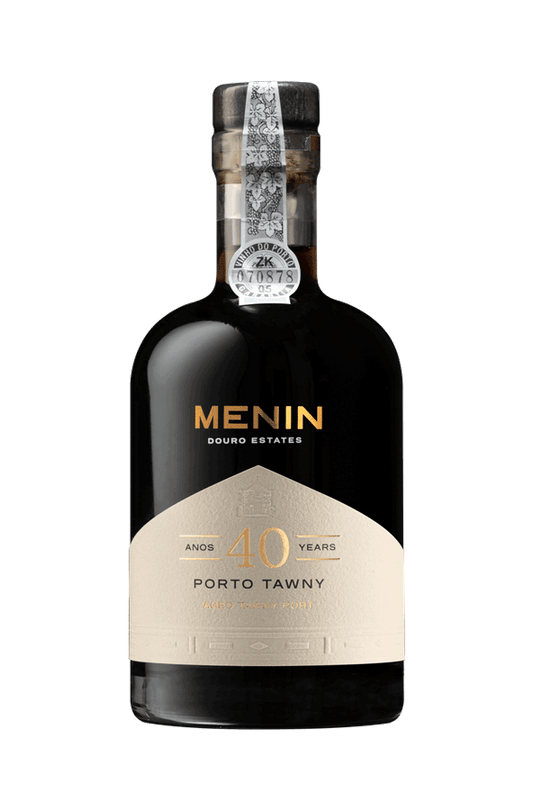 Taça de vinho do Porto Menin Tawny 40 anos, com garrafa de vinho envelhecido na imagem.