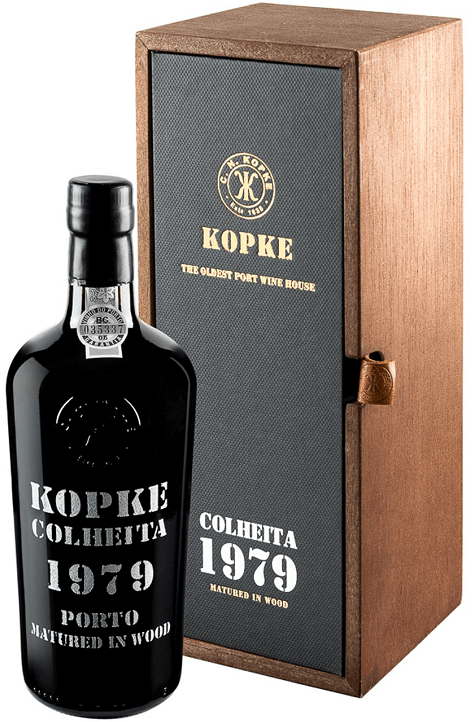 Taça de vinho do Porto Kopke Colheita 1979 em taça de vidro, destaque para a cor âmbar e detalhes do rótulo.
